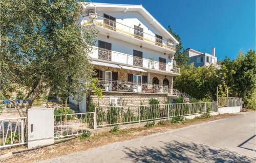 Three-bedroom Apartment In Biograd