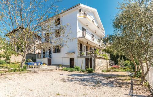 Three-bedroom Apartment In Biograd