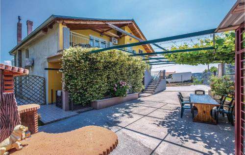 Three-bedroom Apartment In Bribir