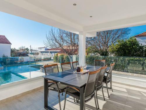 Spacious Holiday Home In Galovac With Jacuzzi