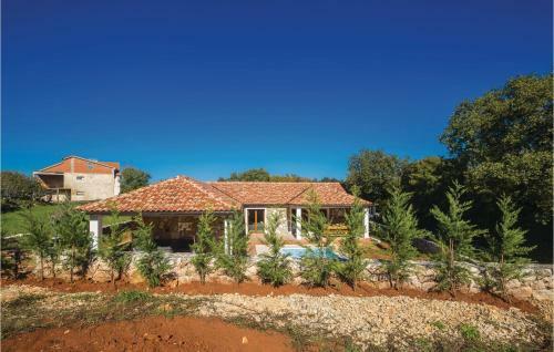 Three-bedroom Holiday Home In Gostinjac