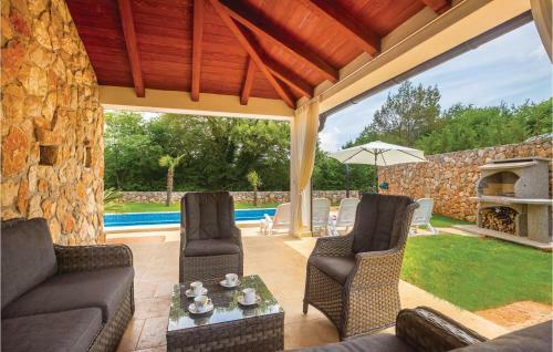 Three-bedroom Holiday Home In Gostinjac