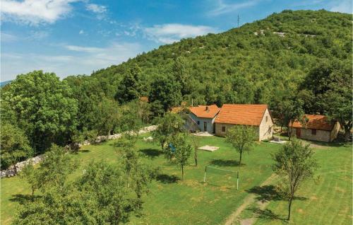 Four-bedroom Holiday Home In Gracac
