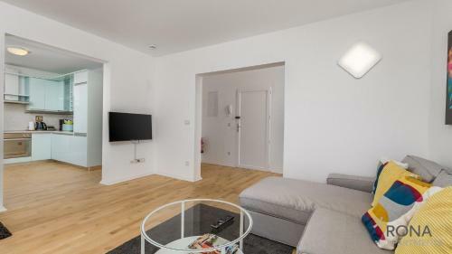 Spacious Apartment With A Panoramic View