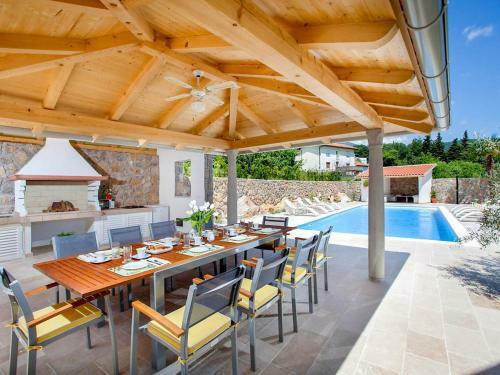 Ika Villa Sleeps 8 With Pool Air Con And Wifi
