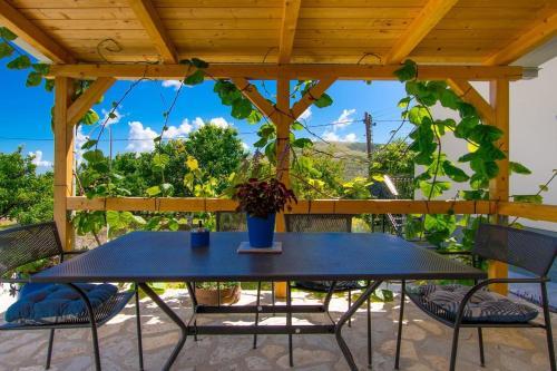Inviting 6-bed Villa In Plano