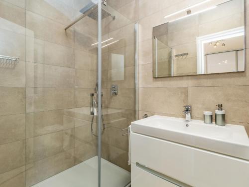 Scenic Villa In Linardi?i With Private Swimming Pool