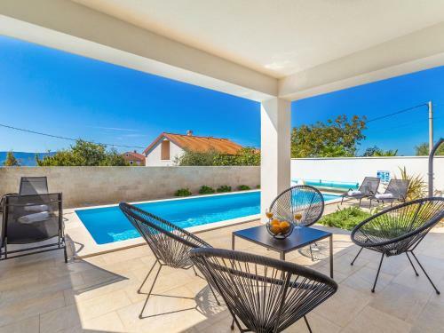 Scenic Villa In Linardi?i With Private Swimming Pool
