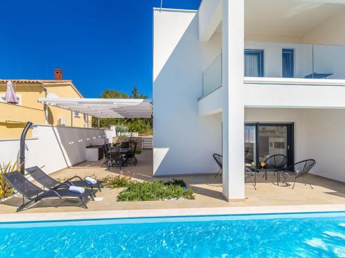 Scenic Villa In Linardi?i With Private Swimming Pool