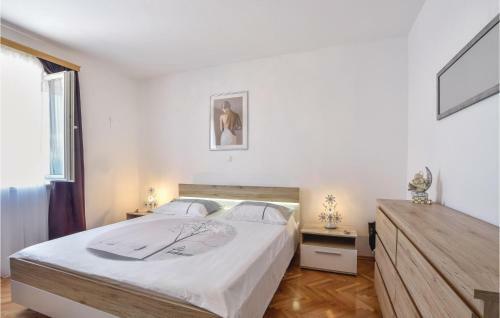 Four-bedroom Holiday Home In Mravince