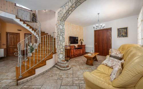 Villa Bacio With Pool, Wine Cellar, Volleyball Field