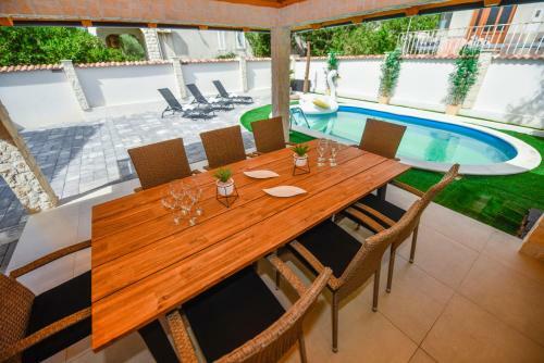 Holiday Home With Pool Oaza