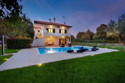 Apartment With Private Pool And Large Garden
