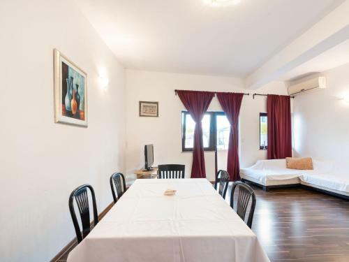 Lovely Holiday Home In Posedarje With Balcony