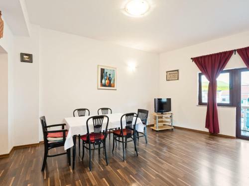 Lovely Holiday Home In Posedarje With Balcony