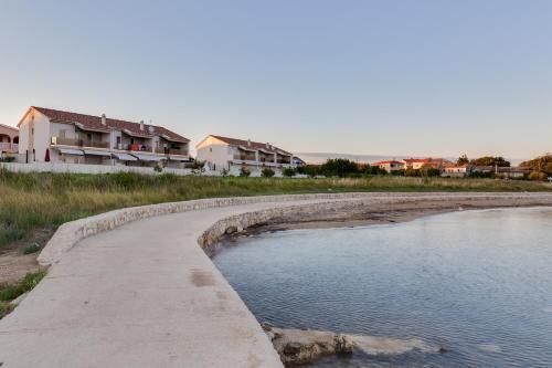 Beachfront 2 Bedroom Villa With Jacuzzy And Private Parking - Sgb2