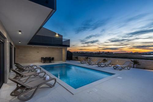 Luxury Beachfront 4 Bedroom Villa With Private Pool****