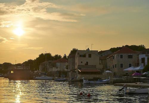 Apartment Mirni - 5 M From Sea