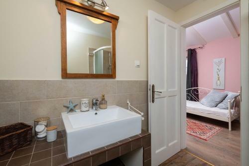 Spacious Holiday House / Pool / Jacuzzi / Playground / 6+2