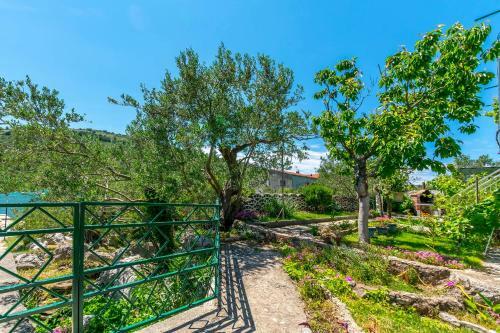Apartments Garden By The Sea