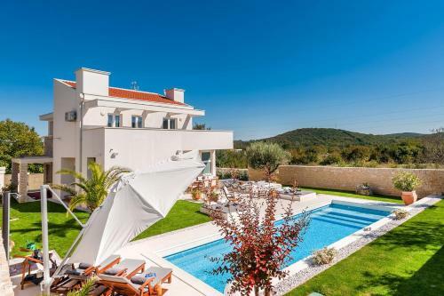 Villa White