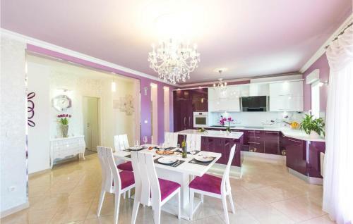 Four-bedroom Holiday Home In Solin