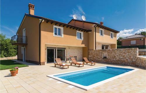 Four-bedroom Holiday Home In Putini