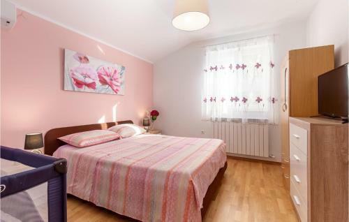Awesome Home In Smrika W/ Jacuzzi And 3 Bedrooms