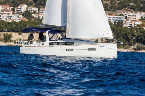 Beneteau Oceanis 38 - Arsen Sailing Boat