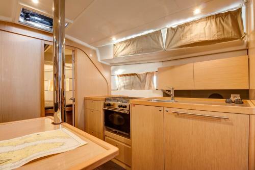 Beneteau Oceanis 38 - Arsen Sailing Boat