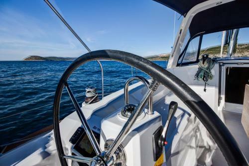 Beneteau Oceanis 38 - Arsen Sailing Boat