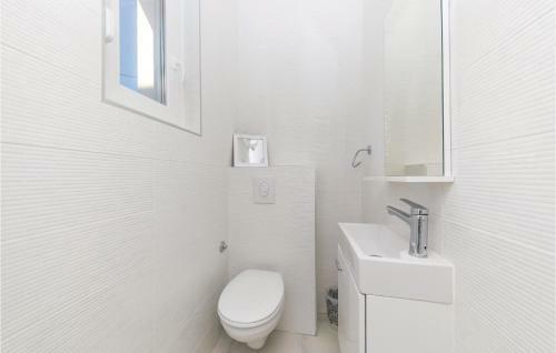 Four-bedroom Holiday Home In Seget Donji