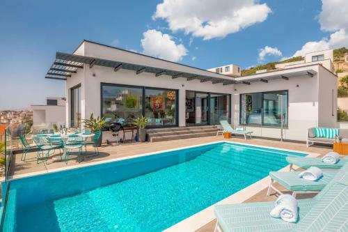 Luxury Villa Riva With Infinity Pool