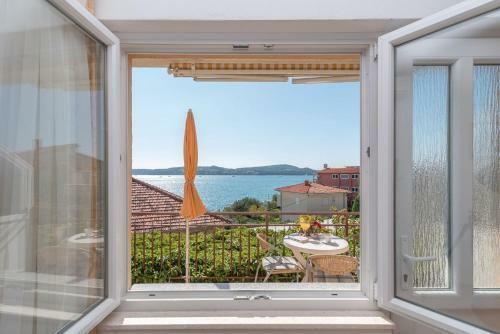 Apartments Vin - 40 M From Sea