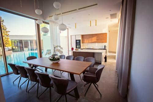 Zmijavci Holiday Home Villa Red 10+2