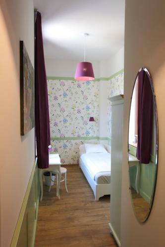 Hegyes-tet? Vend�gh�z