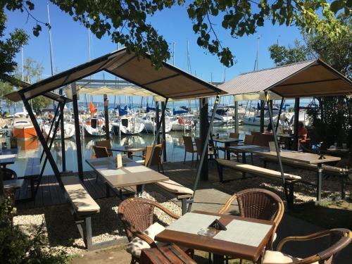 Hostal Calypso Lakeside Rooms & Lux Apartments