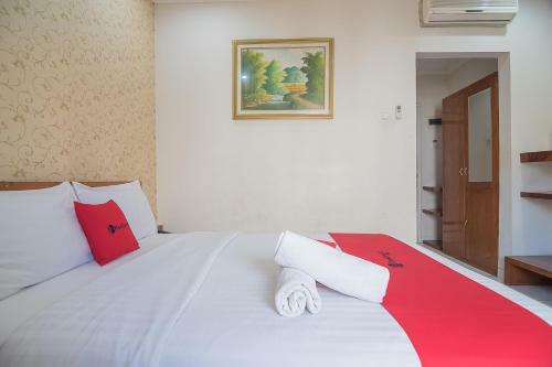 Hotel Reddoorz Near Setrasari Mall 2
