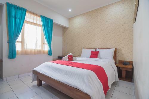 Hotel Reddoorz Near Setrasari Mall 2