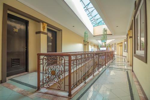 Hotel Reddoorz Near Setrasari Mall 2