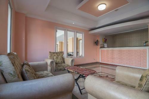 Hotel Reddoorz Near Setrasari Mall 2