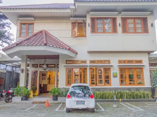 Hostal Reddoorz Near Simpang Dago 2