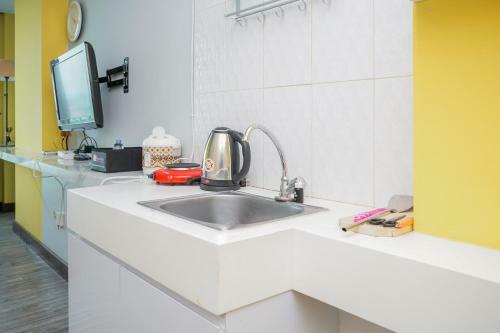Studio Apartment With City View At Tree Park By Travelio