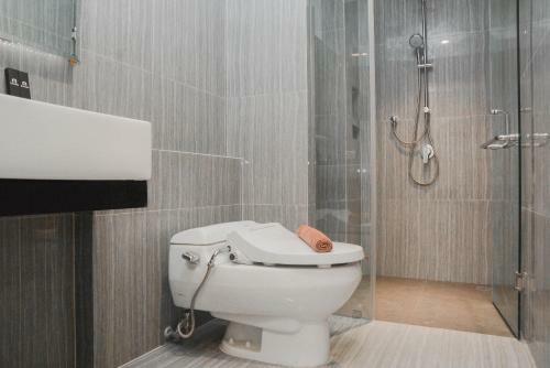 Comfortable Studio Room At Capitol Suites Apartment By Travelio