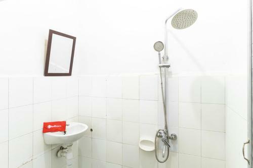 Hostal Reddoorz Plus Near Universitas Methodist Medan