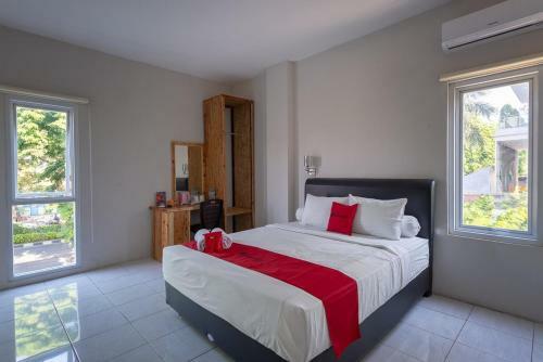 Hostal Reddoorz Plus Syariah @ Raya Nginden 2