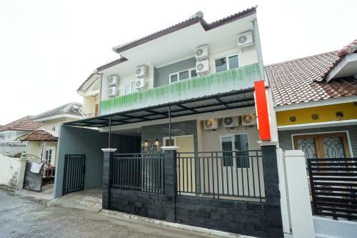 Hotel Oyo 2599 First Living