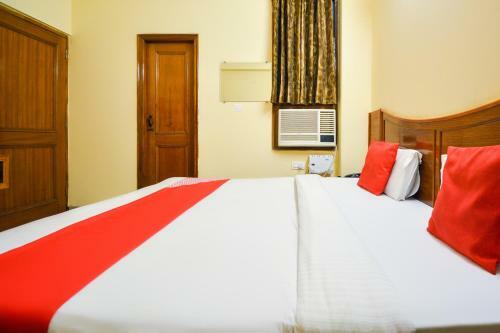 Oyo 70316 Hotel Jay Vee Continental