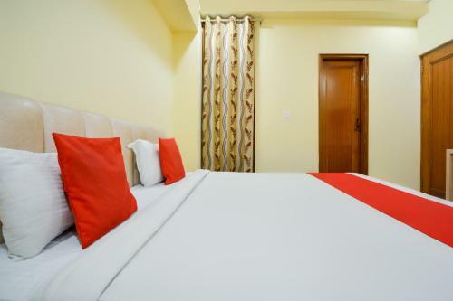 Oyo 70316 Hotel Jay Vee Continental