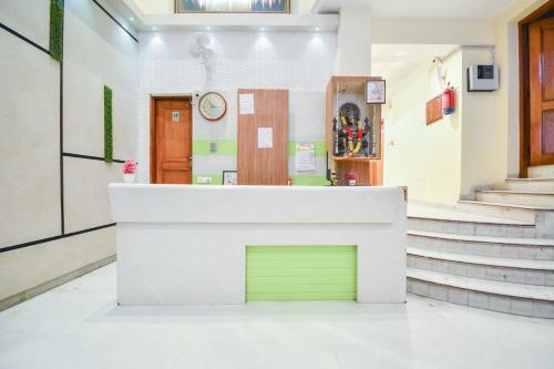 Oyo 70316 Hotel Jay Vee Continental
